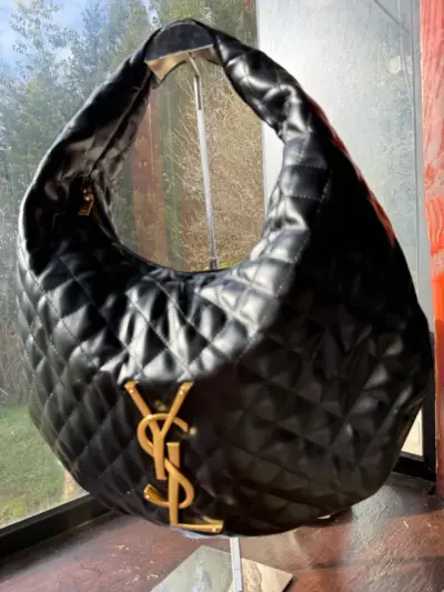 Bolso negro acolchado con logo dorado YSL - miniatura 3