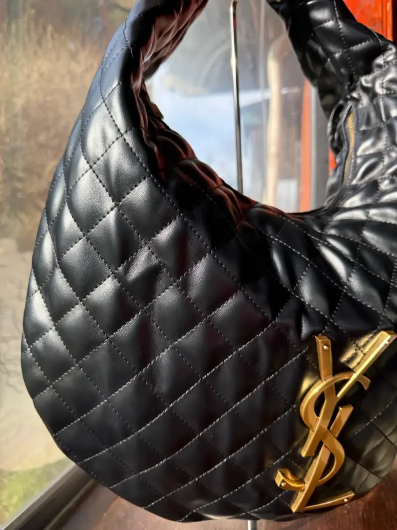 Bolso negro acolchado con logo dorado YSL - 4