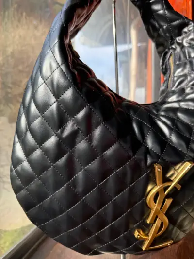 Bolso negro acolchado con logo dorado YSL - miniatura 4