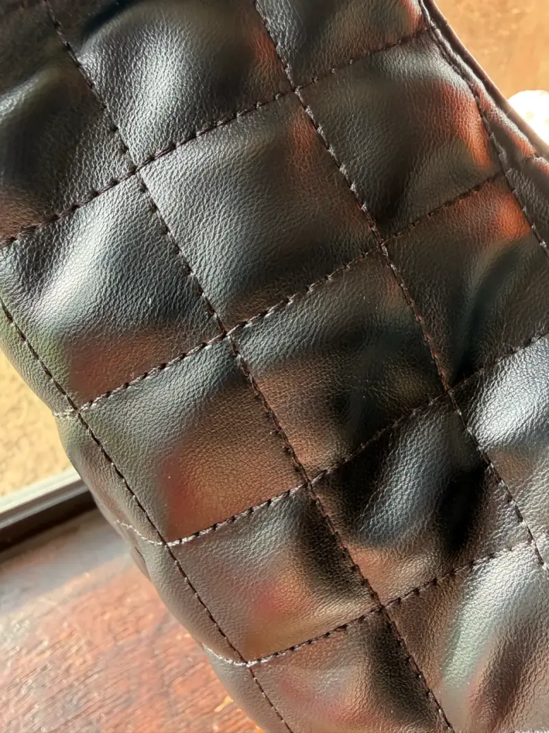 Bolso negro acolchado con logo dorado YSL - 5
