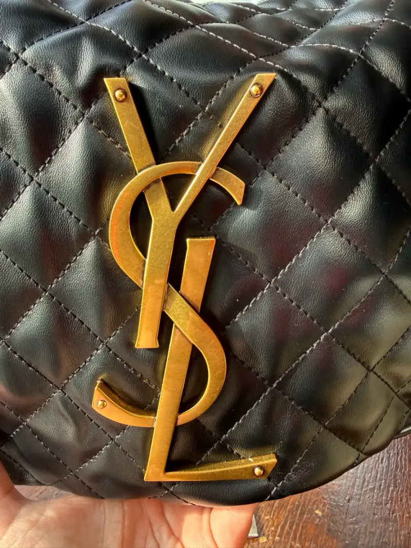 Bolso negro acolchado con logo dorado YSL - 6