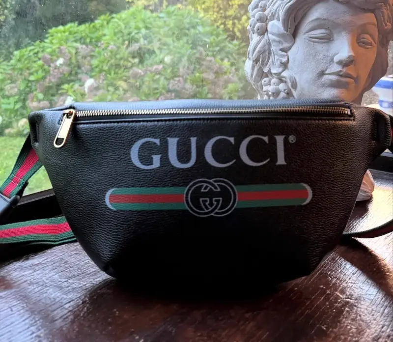 Riñonera Gucci negra con logo