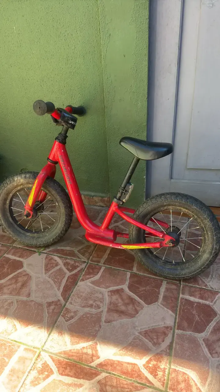 Bicicleta de equilibrio roja Specialized hotwalk - 1