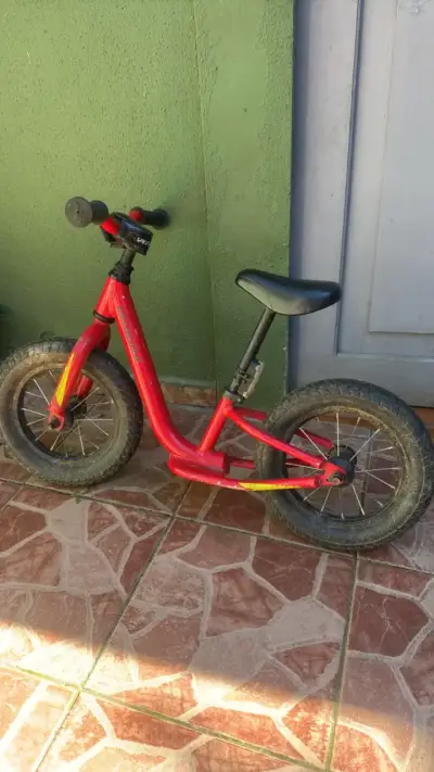 Bicicleta de equilibrio roja Specialized hotwalk - miniatura 1
