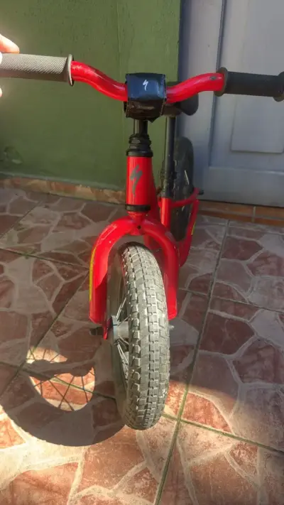 Bicicleta de equilibrio roja Specialized hotwalk - miniatura 2