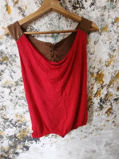 Blusa roja con tirantes marrones - miniatura 1