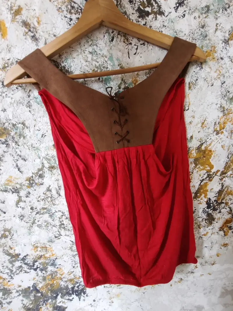 Blusa roja con tirantes marrones - 2