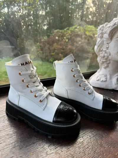 Botines de cuero blanco Chanel con puntera negra - miniatura 1