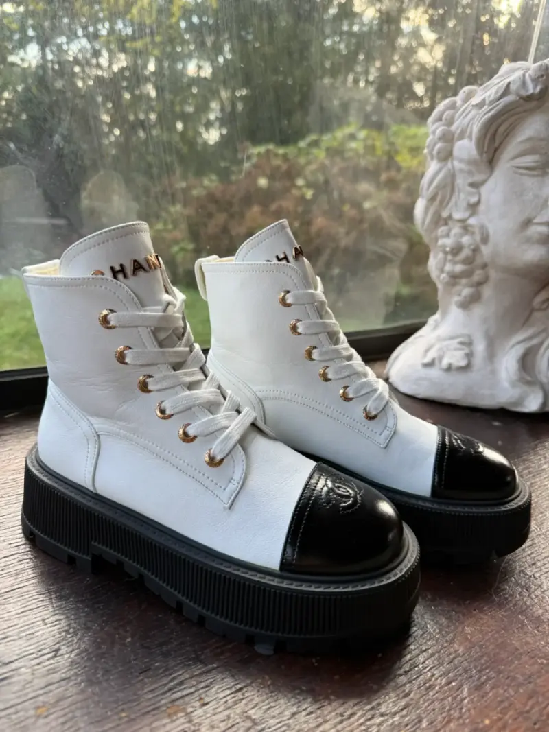 Botines de cuero blanco Chanel con puntera negra - 2