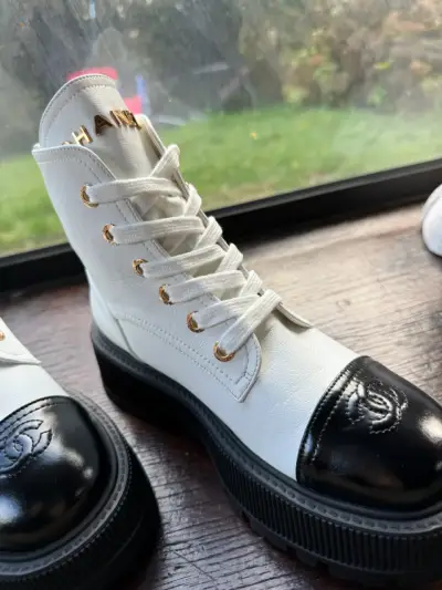 Botines de cuero blanco Chanel con puntera negra - miniatura 3