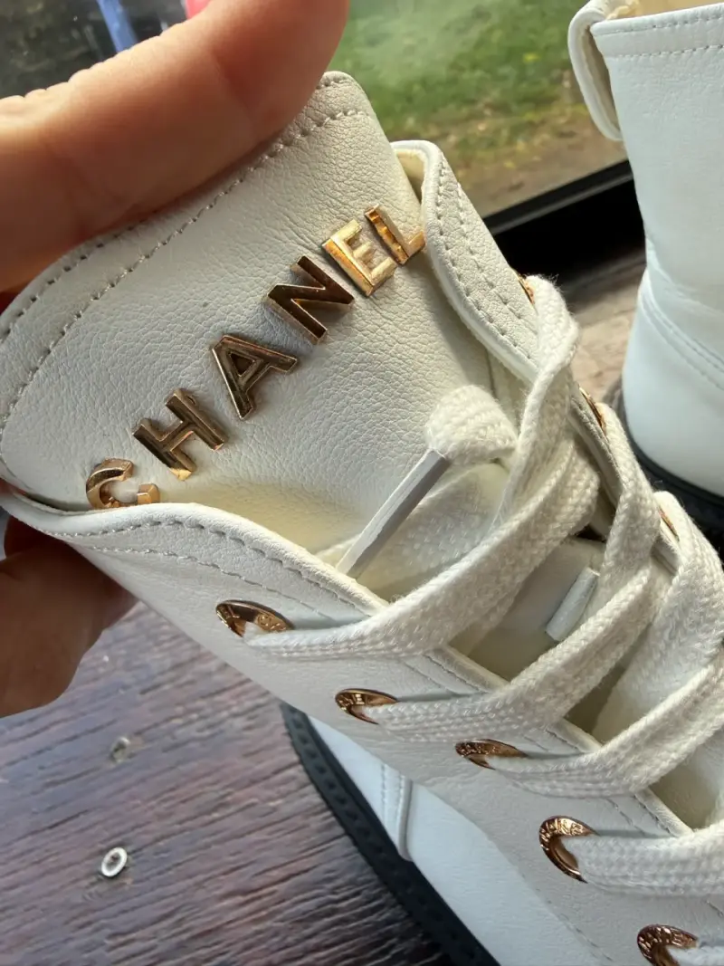 Botines de cuero blanco Chanel con puntera negra - 4