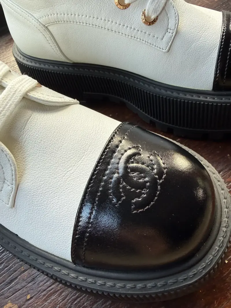 Botines de cuero blanco Chanel con puntera negra - 5