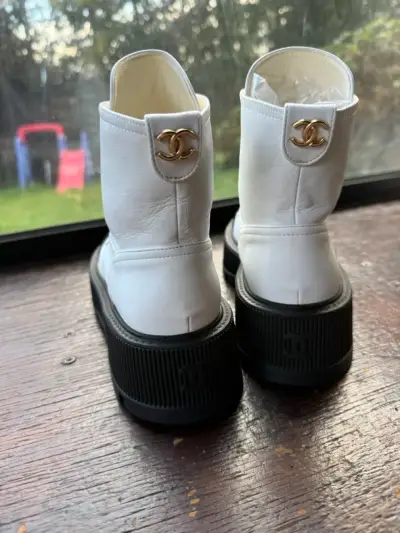 Botines de cuero blanco Chanel con puntera negra - miniatura 6