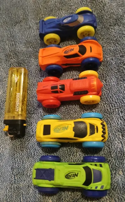 Set de 5 autos de juguete NERF coloridos - miniatura 1