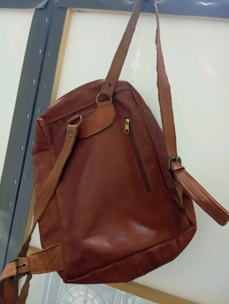 Mochila de cuero marrón con bolsillo frontal - 1