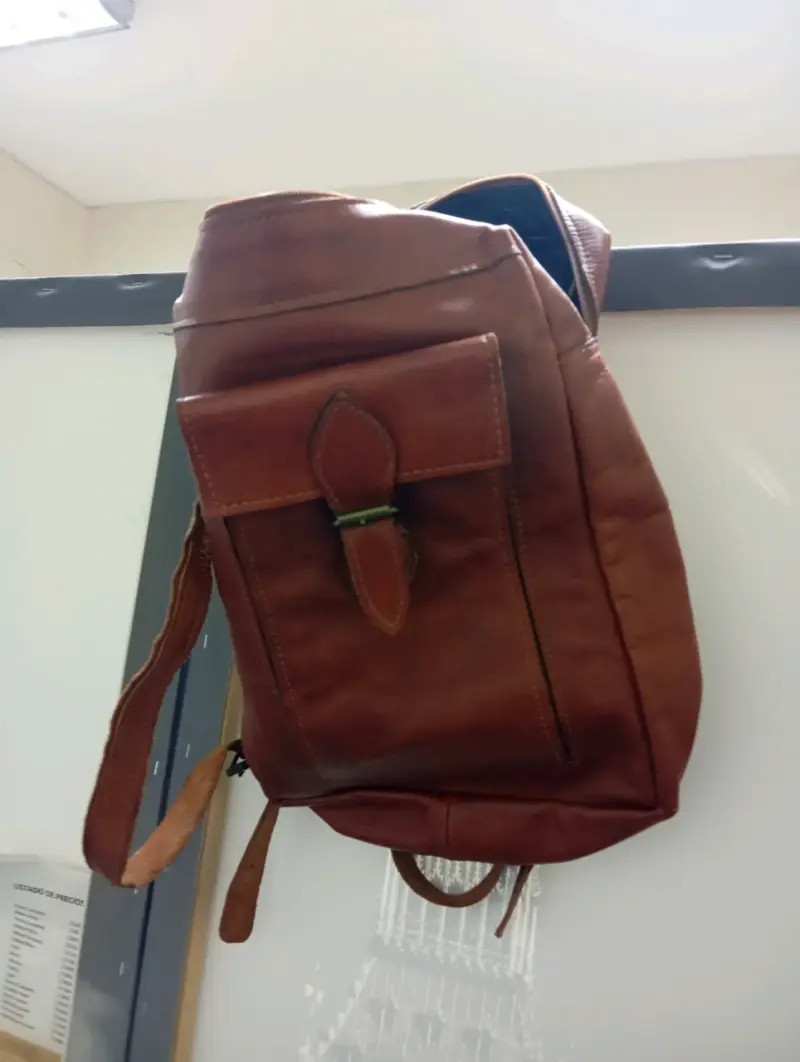 Mochila de cuero marrón con bolsillo frontal - 2