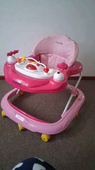 Andador para bebé Bebesit rosa con juguetes - miniatura 2