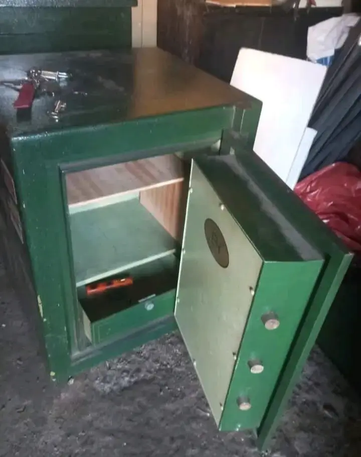 Caja fuerte de seguridad verde con cerradura - 1
