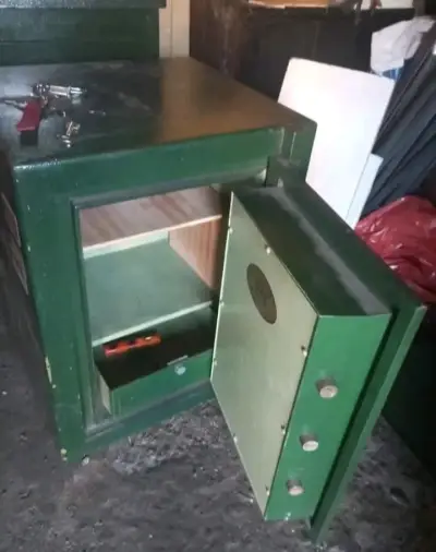 Caja fuerte de seguridad verde con cerradura - miniatura 1