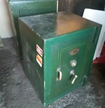 Caja fuerte de seguridad verde con cerradura - miniatura 2