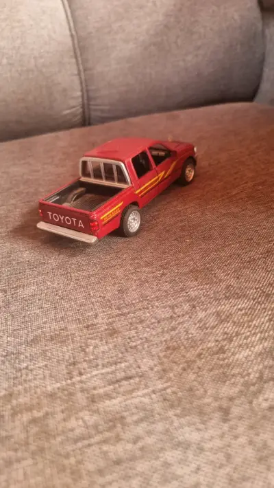 Camioneta de Juguete Toyota Roja - miniatura 1