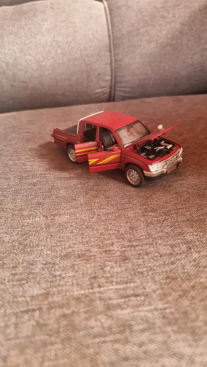 Camioneta de Juguete Toyota Roja - 2