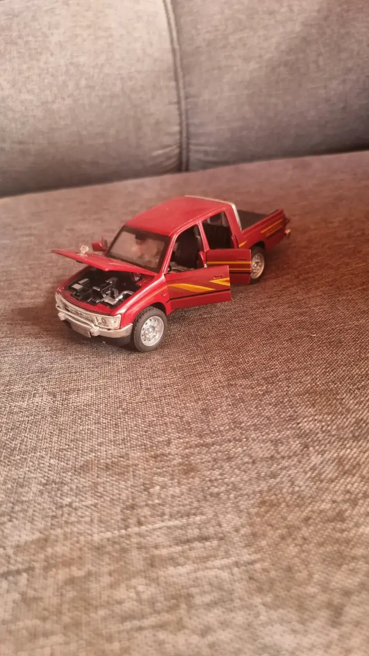 Camioneta de Juguete Toyota Roja - 3
