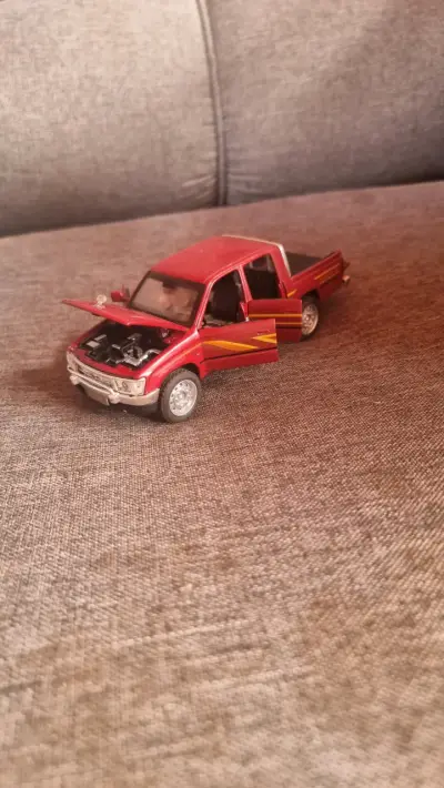 Camioneta de Juguete Toyota Roja - miniatura 3