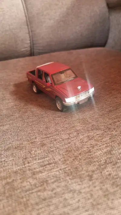 Camioneta de Juguete Toyota Roja - miniatura 4