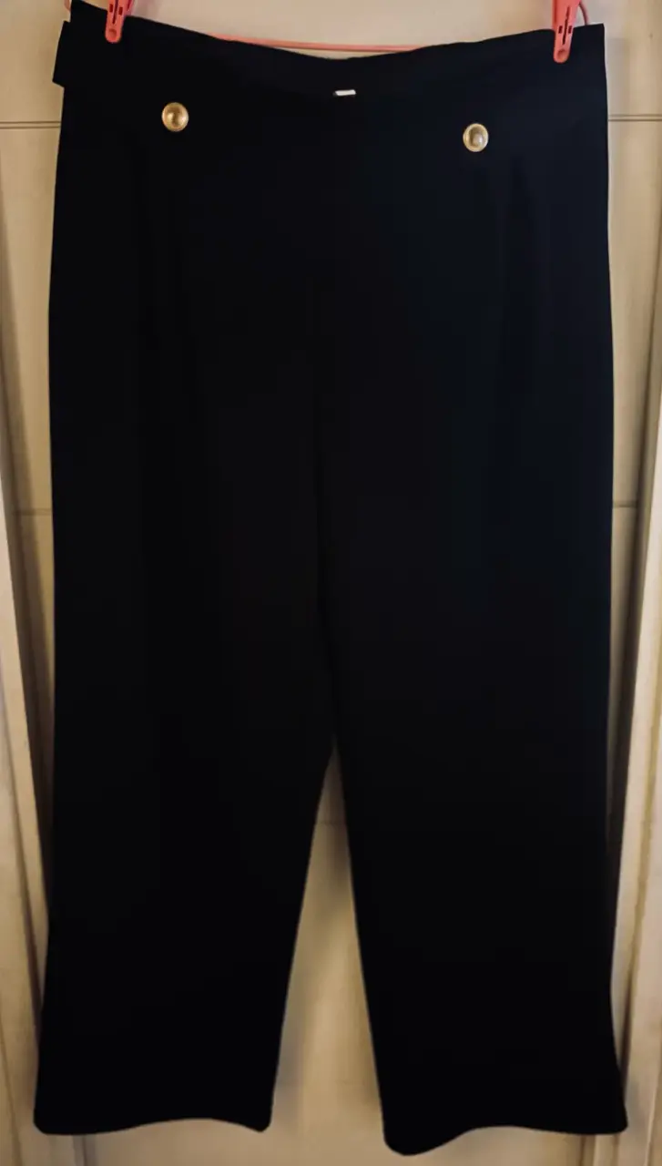 Pantalones negros con botones dorados