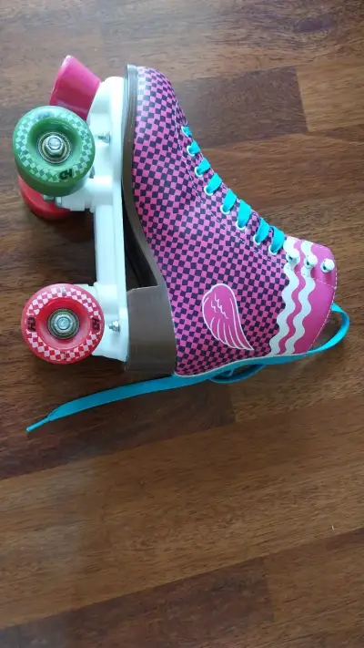 Patines de cuatro ruedas estilo retro color rosa - miniatura 1