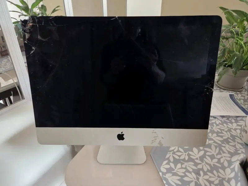 iMac Apple con pantalla rota para repuestos - 1