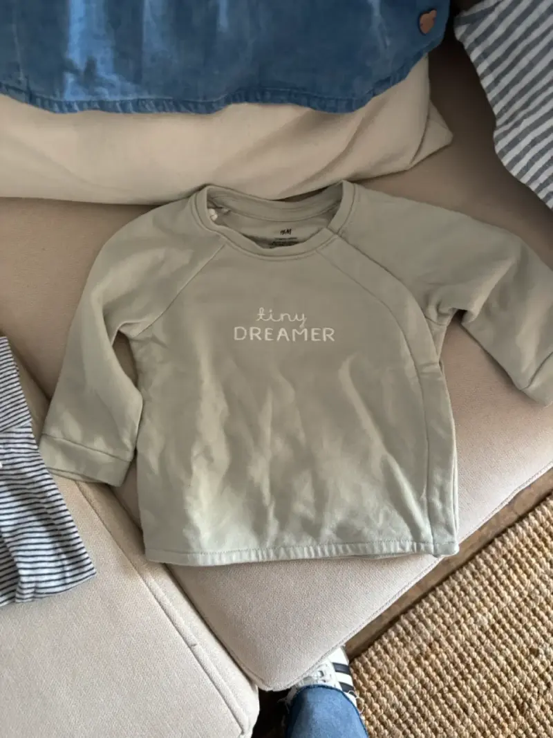 Conjunto de ropa infantil con diseño de cerezas - 2