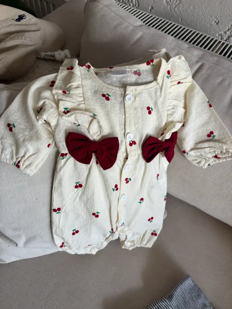 Conjunto de ropa infantil con diseño de cerezas - 4