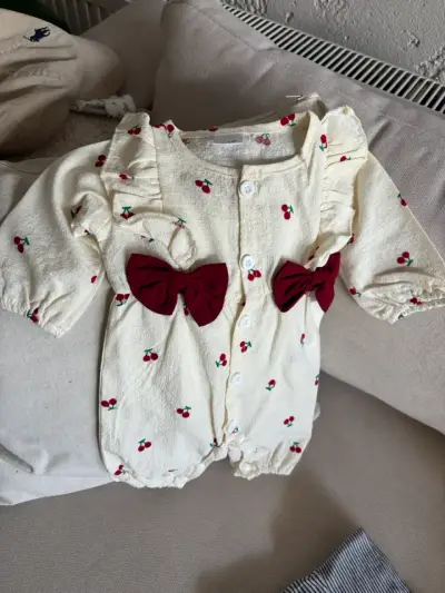 Conjunto de ropa infantil con diseño de cerezas - miniatura 4