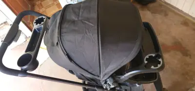 Coche de bebé plegable con bandeja y portavasos - miniatura 2