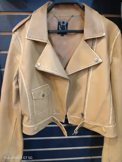 Chaqueta de cuero sintético beige para mujer - miniatura 1