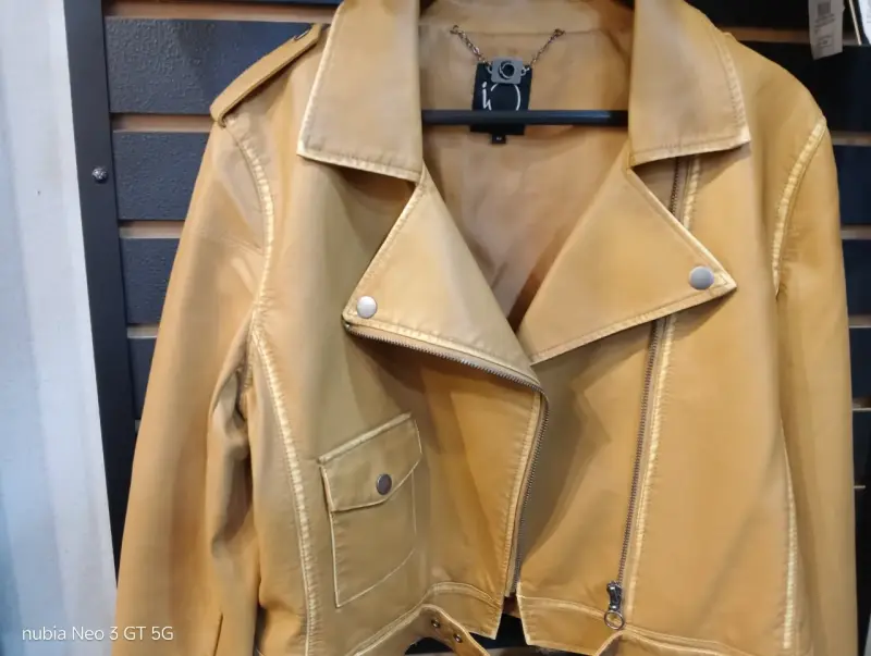 Chaqueta de cuero sintético beige para mujer - 2