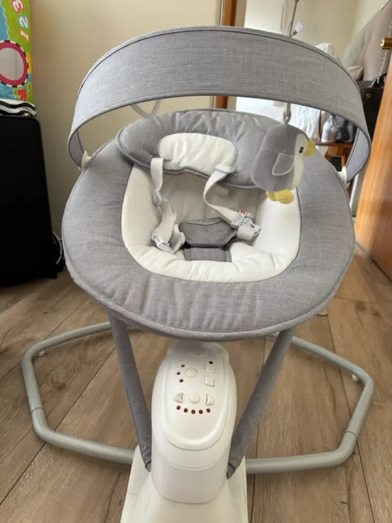 Columpio eléctrico para bebé con música y juguetes
