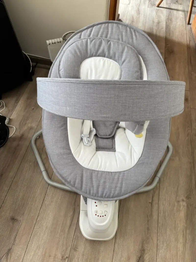 Columpio eléctrico para bebé con música y juguetes - 2