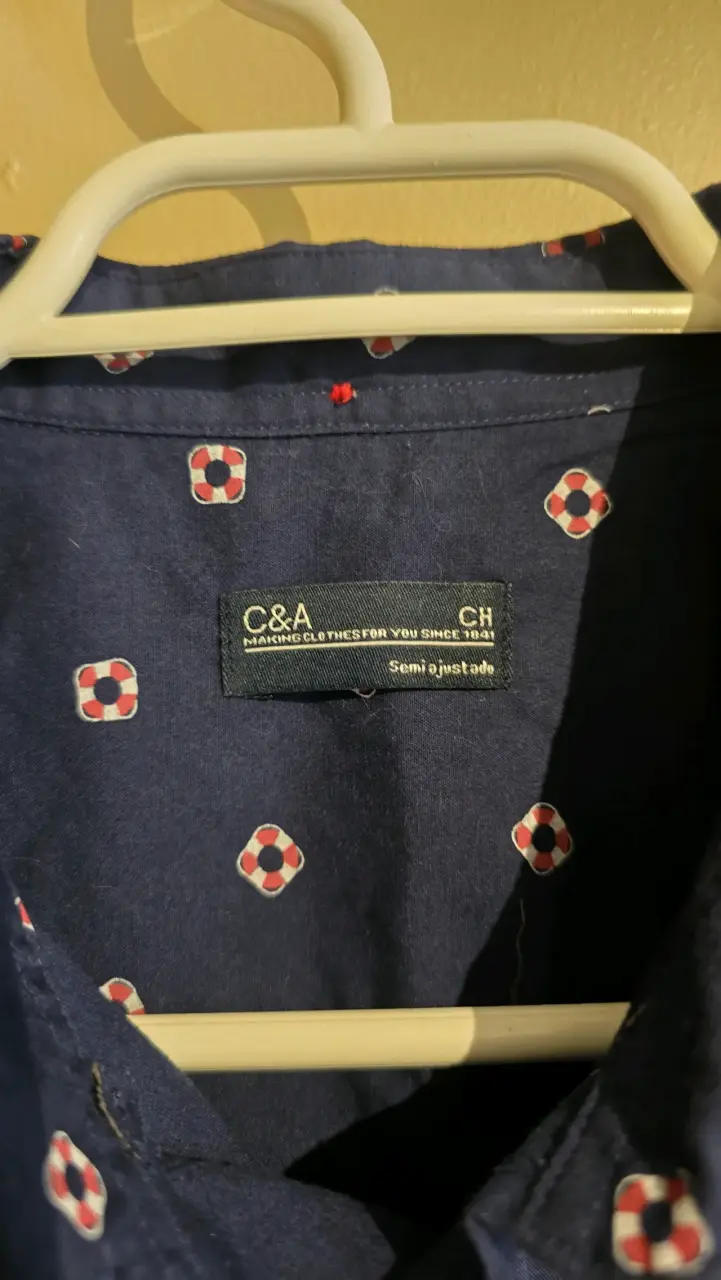 Camisa azul de hombre C&A con estampado - 2