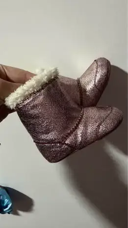 Botines de bebé rosados con forro de peluche - miniatura 1