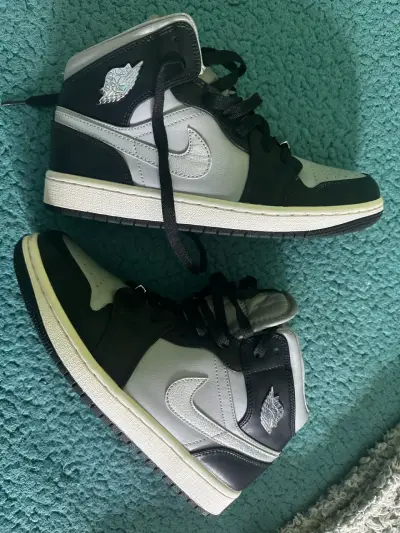 Zapatillas Nike Air Jordan 1 Mid Hombre Negro y Gris - miniatura 2