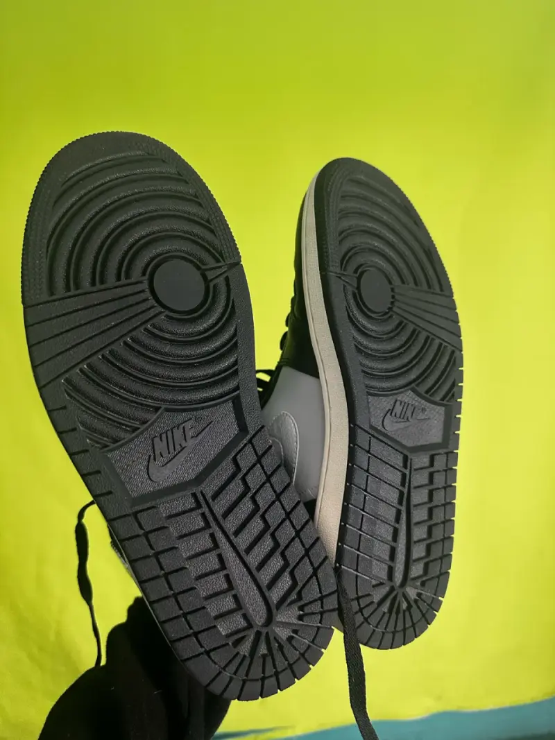 Zapatillas Nike Air Jordan 1 Mid Hombre Negro y Gris - 4