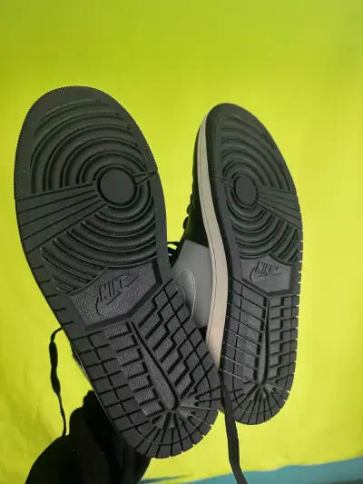 Zapatillas Nike Air Jordan 1 Mid Hombre Negro y Gris - miniatura 4