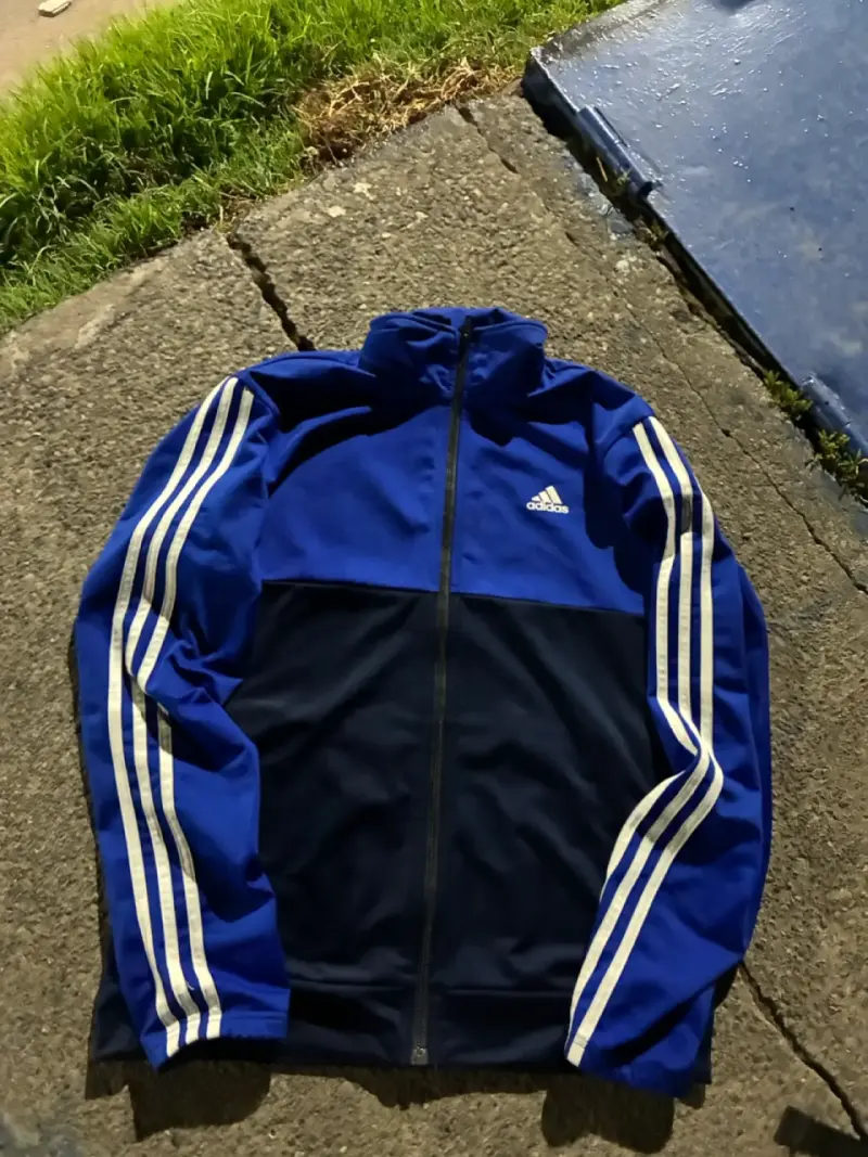 Chaqueta deportiva azul Adidas con franjas - 1