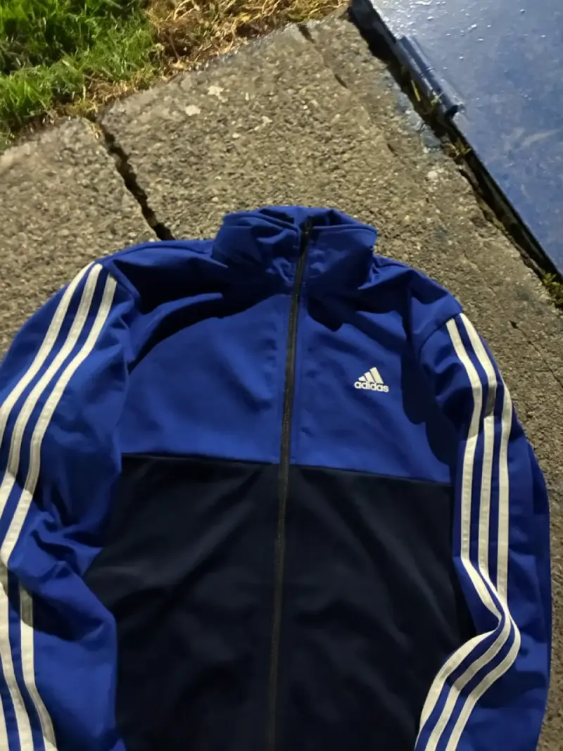 Chaqueta deportiva azul Adidas con franjas - 2