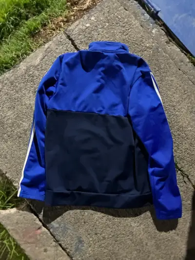 Chaqueta deportiva azul Adidas con franjas - miniatura 3