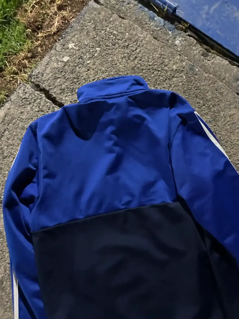 Chaqueta deportiva azul Adidas con franjas - 4