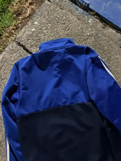 Chaqueta deportiva azul Adidas con franjas - miniatura 4